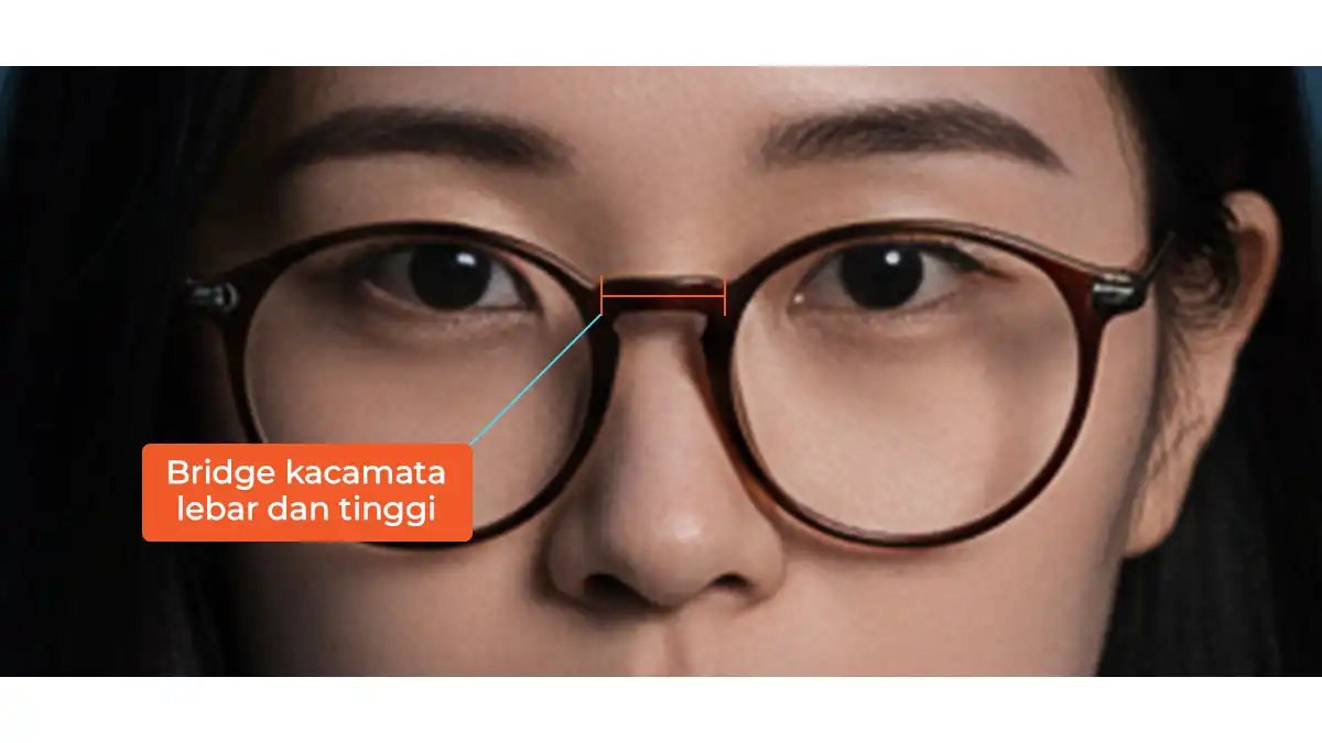 foto ilustrasi bridge atau jembatan kacamata terallu lebar dan tinggi pada hidung pesek menyebabkan kacamata mudah melorot
